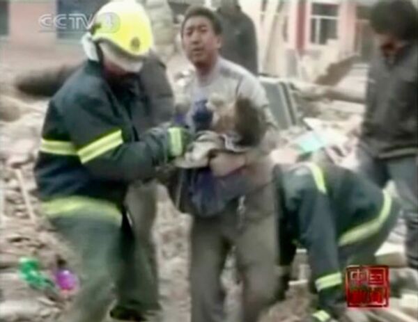 Китайские спасатели извлекают людей из-под обломков