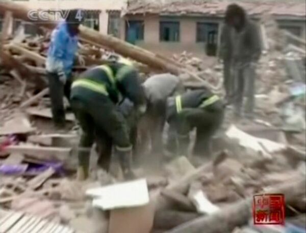 Китайские спасатели извлекают людей из-под обломков 