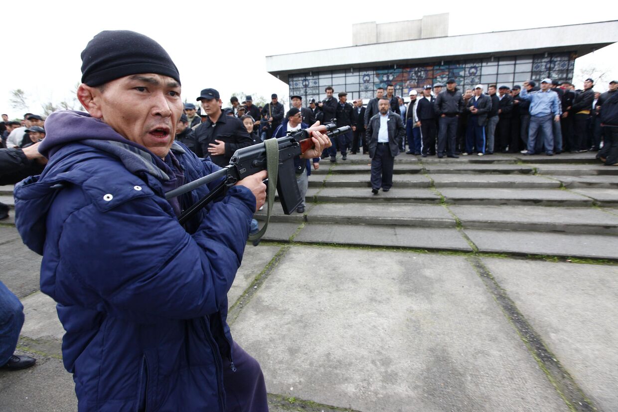 Столкновения сторонников К. Бакиева и оппозиции прошли в киргизском городе Ош