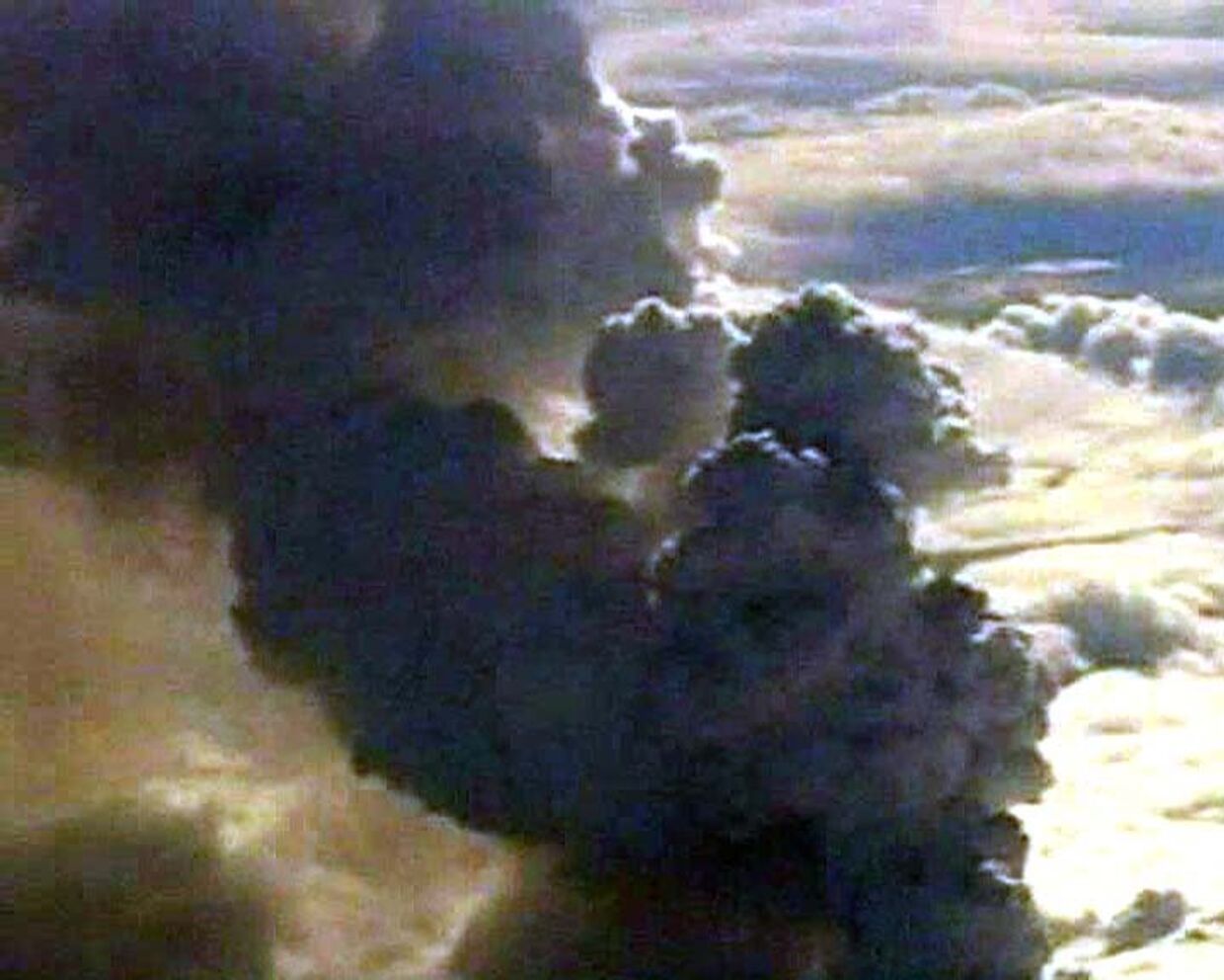 Чистый__Облако вулканического пепла не дает летать самолетам над  Европой