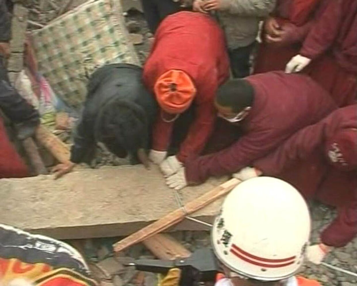 Чистый__Тибетские монахи вручную разбирают завалы после землетрясения в Китае