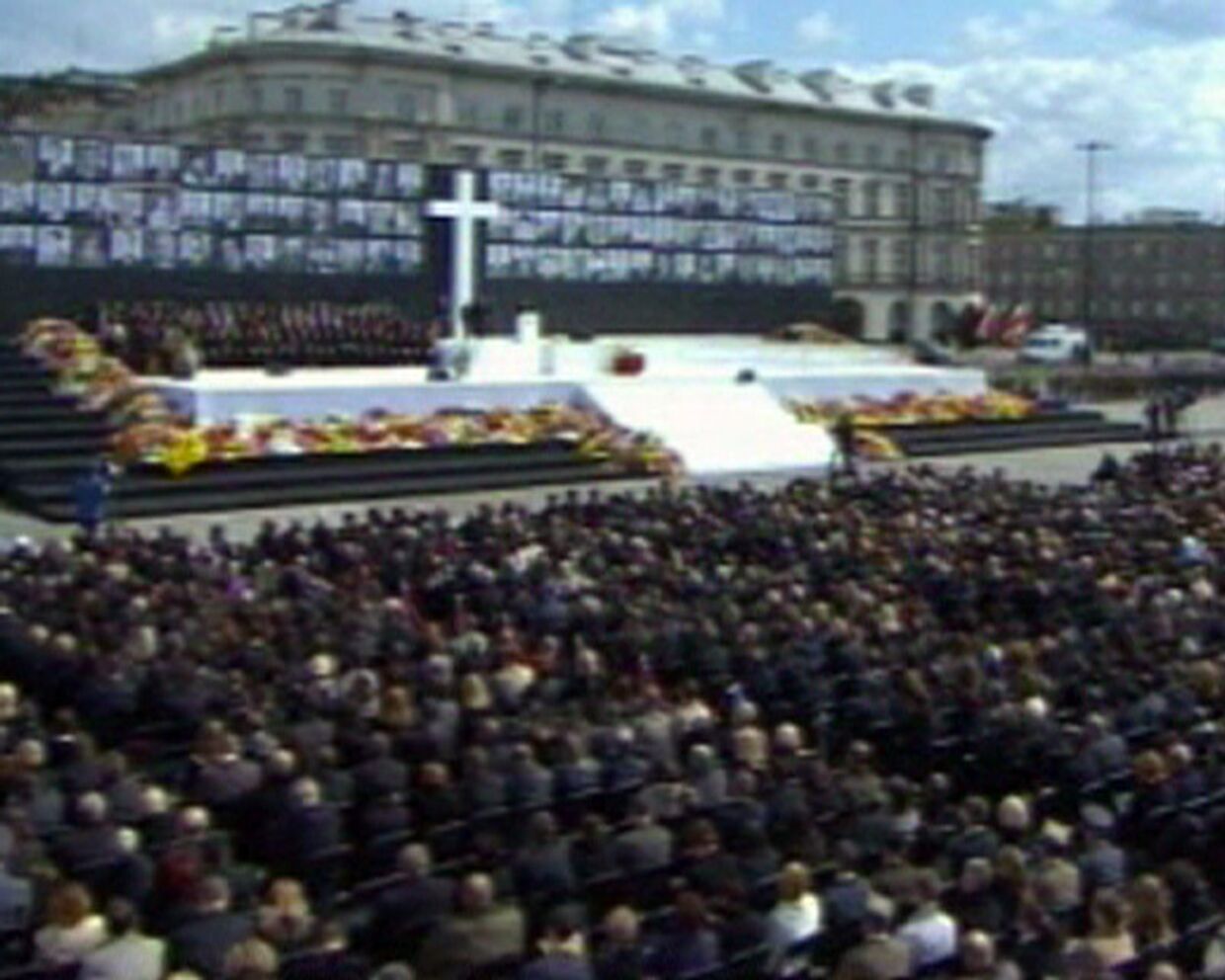 Чистый__Сотни тысяч человек участвовали в траурной церемонии в Варшаве