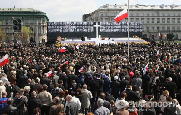 Траурная церемония прощания с жертвами авиакатастрофы под Смоленском на площади Пилсудского в Варшаве