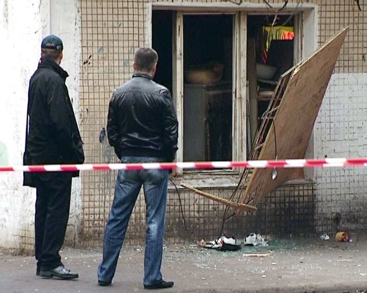Чистый___Неизвестные забросали московских дворников бомбами. Видео с места ЧП