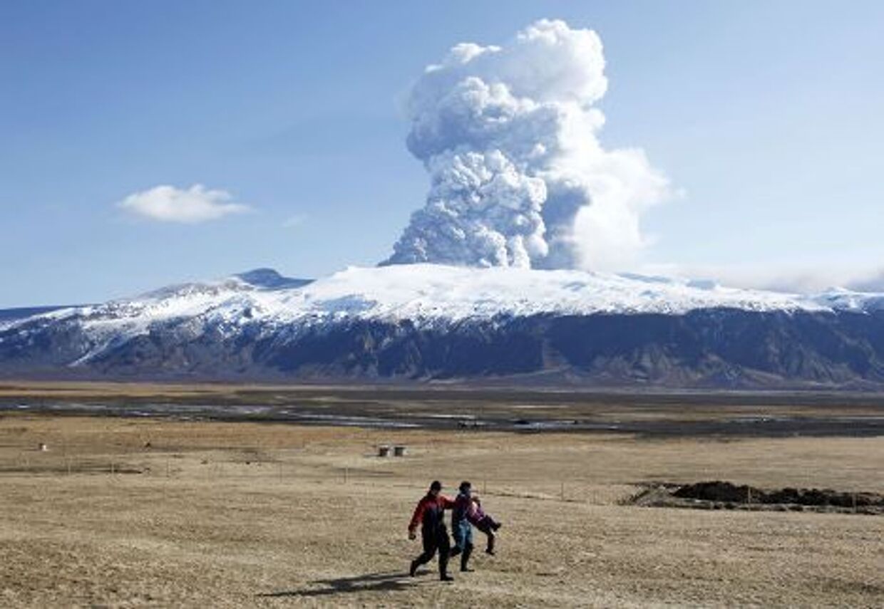 Миллионы тонн вулканического пепла выбрасывает вулкан Эйяфьятлайокудль