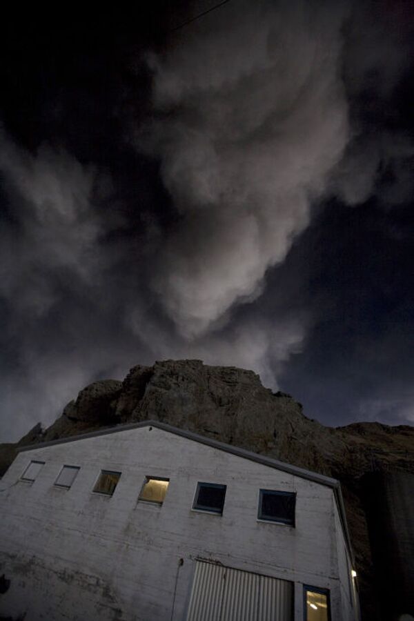 Миллионы тонн вулканического пепла выбрасывает вулкан Эйяфьятлайокудль
