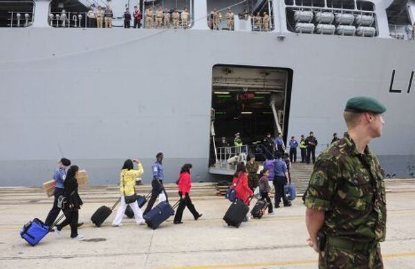 британцев из Испании вывозит военный корабль