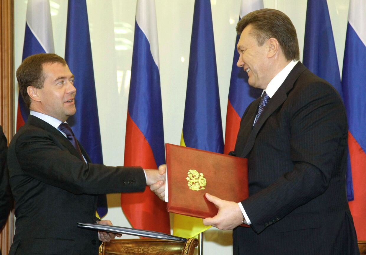Подписание документов по итогам переговоров Дмитрия Медведева и Виктора Януковича