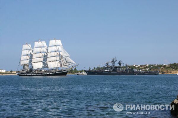 Военно-морской парад в Севастопольской бухте в честь 225-летия Черноморского флота России