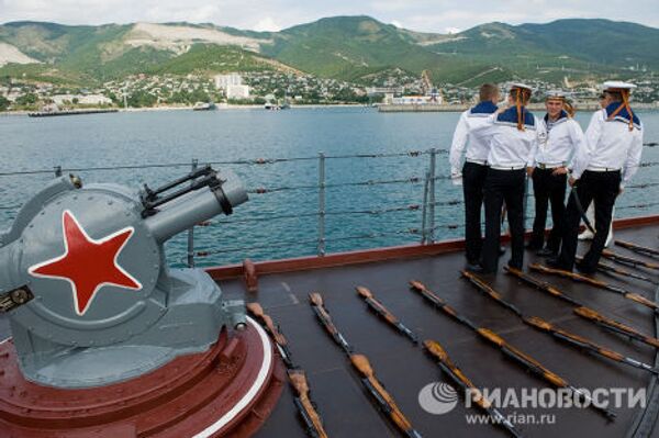 Моряки ракетного крейсера Москва