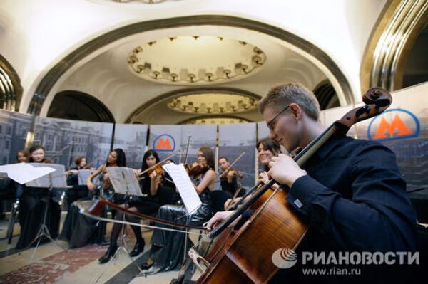 Концерт оркестра Гнесинские виртуозы на платформе станции метро Маяковская