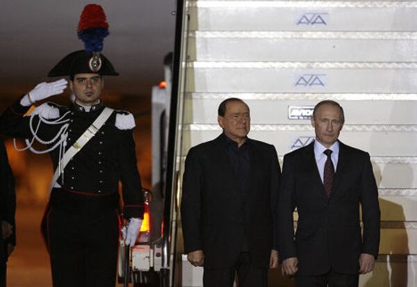 Сильвио Берлускони встретил Владимира Путина в аэропорту Милана