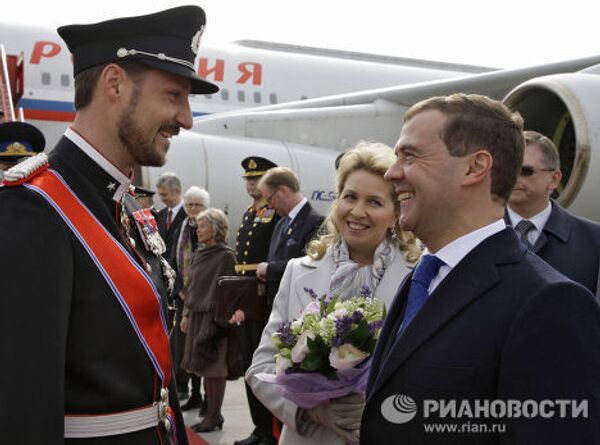 Президент РФ Д.Медведев во время встречи в аэропорту в Осло