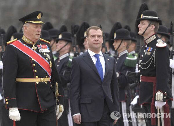 Президент РФ Д.Медведев на церемонии официальной встречи у королевского дворца в Осло