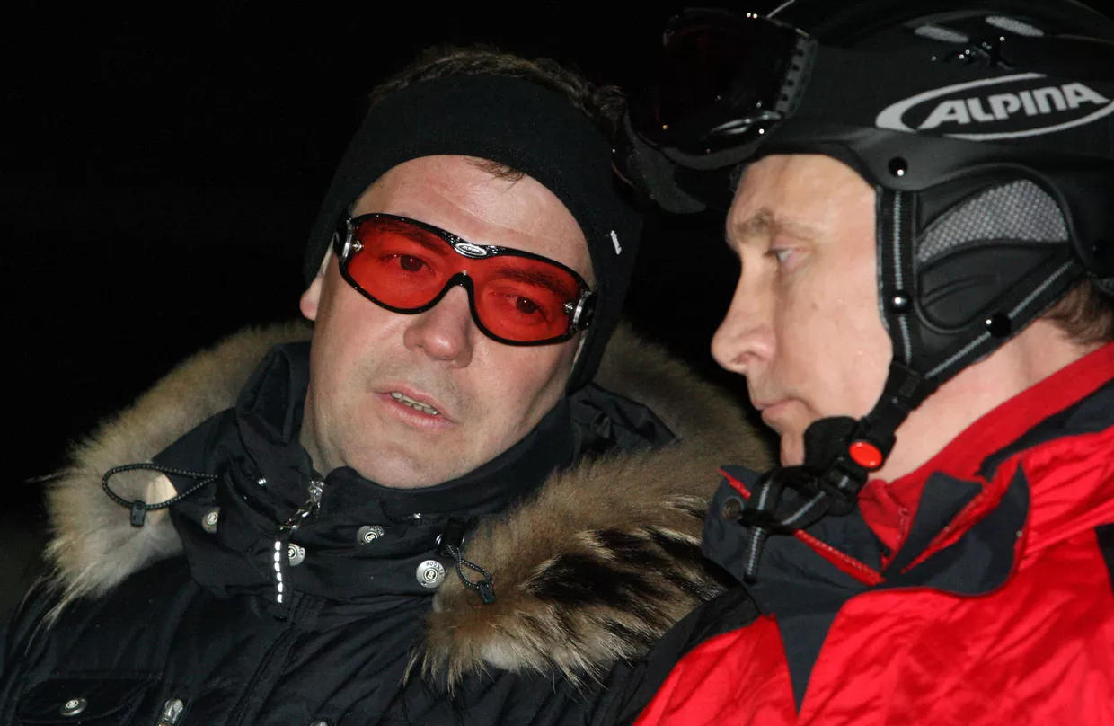 Дмитрий Медведев и Владимир Путин на горнолыжном курорте Красная Поляна Дмитрий Медведев и Владимир Путин на горнолыжном курорте Красная Поляна