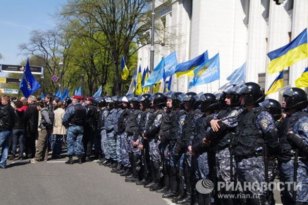 Митинг сторонников и противников соглашения по Черноморскому флоту у здания Верховной Рады Украины