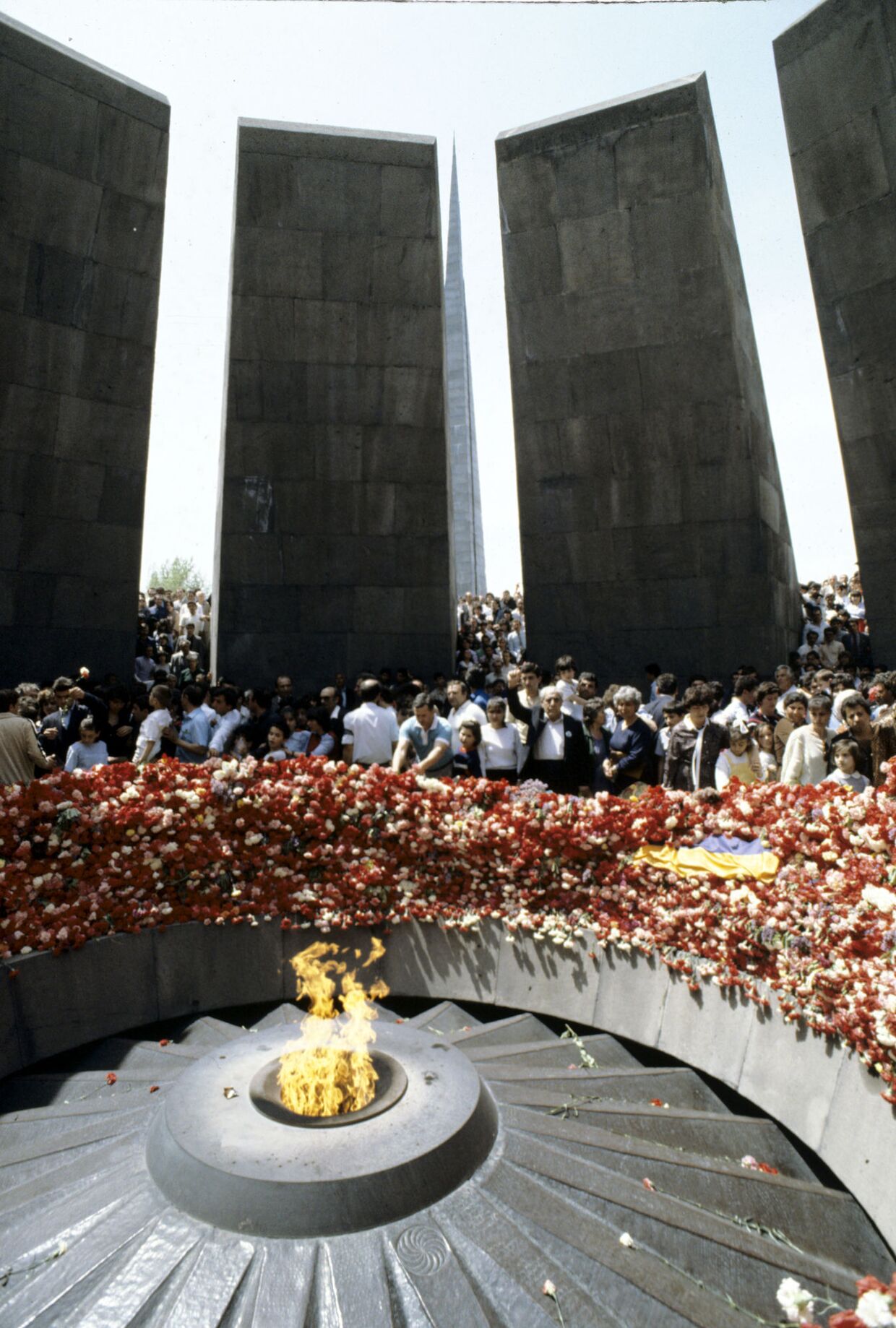 Возложение цветов к памятнику жертвам геноцида армян