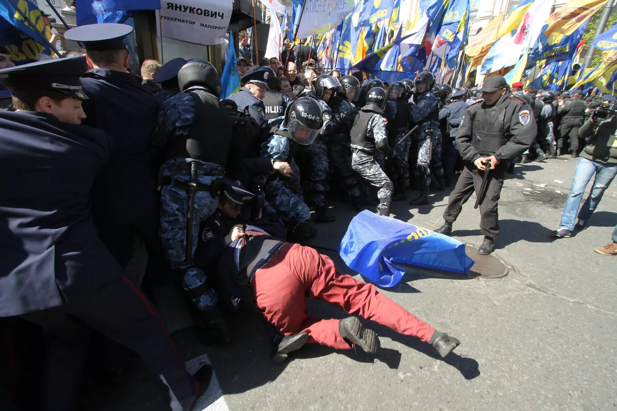 Митинг сторонников и противников соглашения по Черноморскому флоту у здания Верховной Рады Украины Митинг сторонников и противников соглашения по Черноморскому флоту у здания Верховной Рады Украины