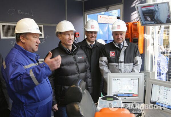 Премьер-министр РФ Владимир Путин посетил стационарную нефтяную платформу ОАО ЛУКОЙЛ