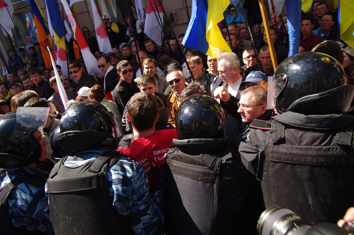 Митинг сторонников и противников соглашения по Черноморскому флоту у здания Верховной Рады Украины