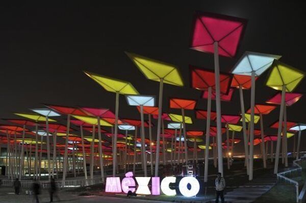 Павильоны ЭКСПО-2010 при ночном освещении Мексика