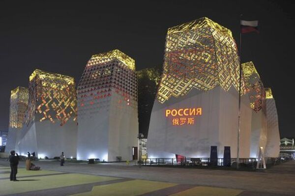Павильоны ЭКСПО-2010 при ночном освещении Россия