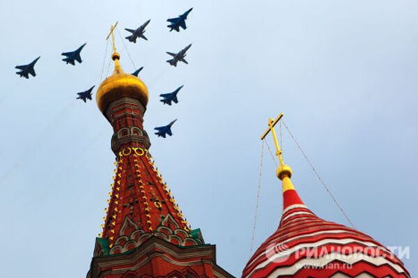 Пролет военной авиации над Красной площадью в преддверии Парада Победы