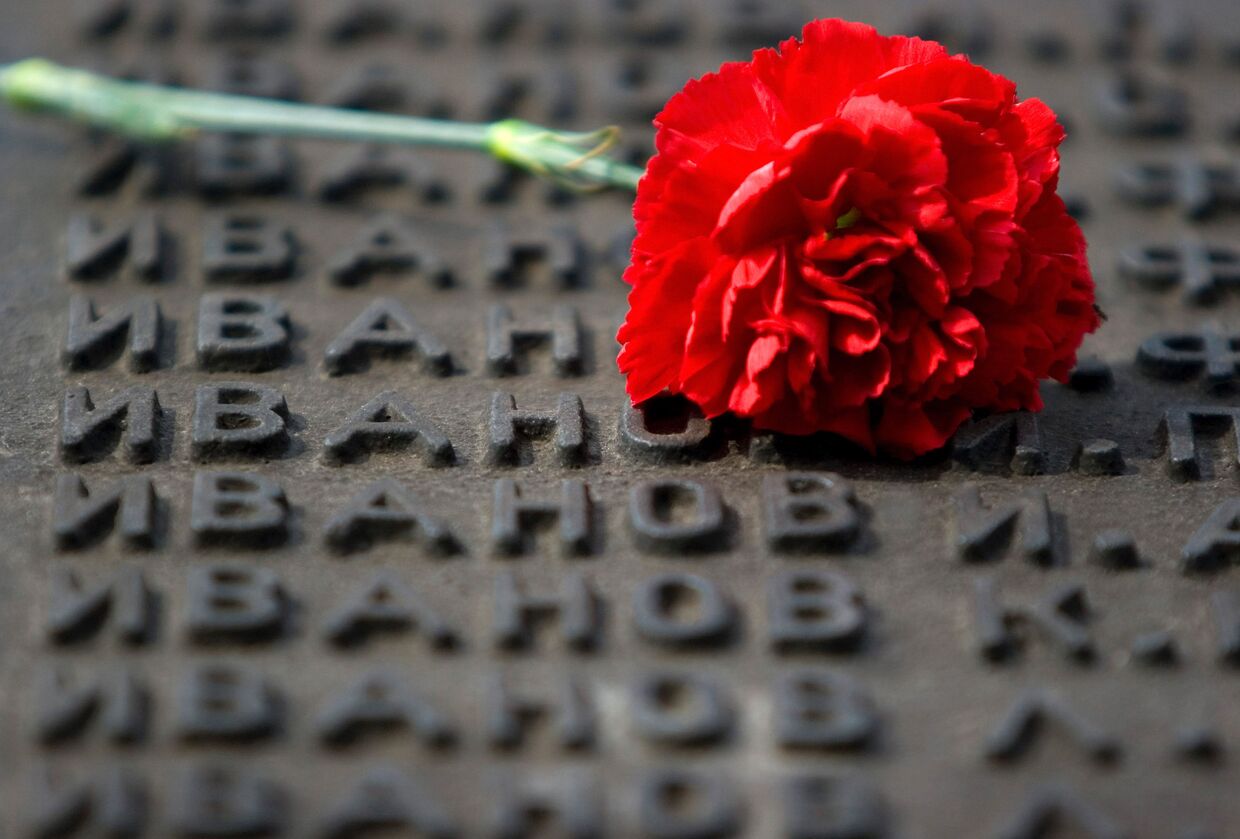 Цветы на мемориале памяти погибших в Великой Отечественной войне