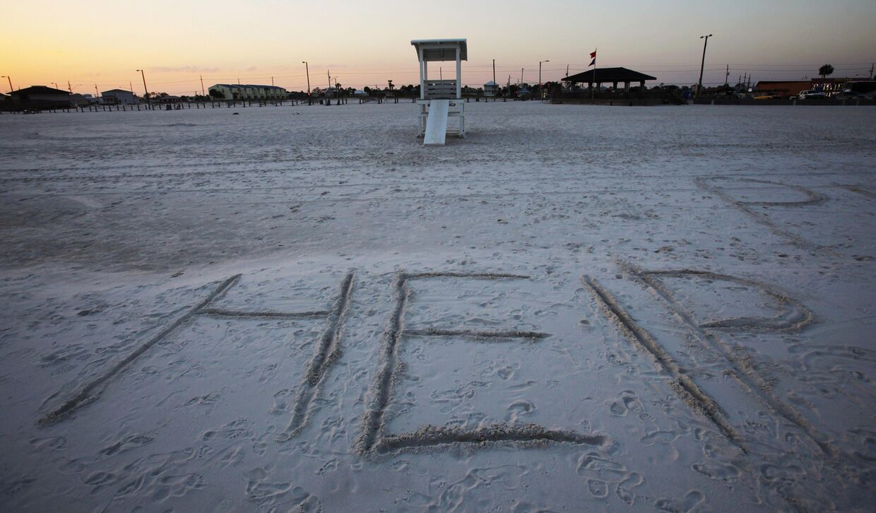 Надпись Help на берегу мексиканского залива