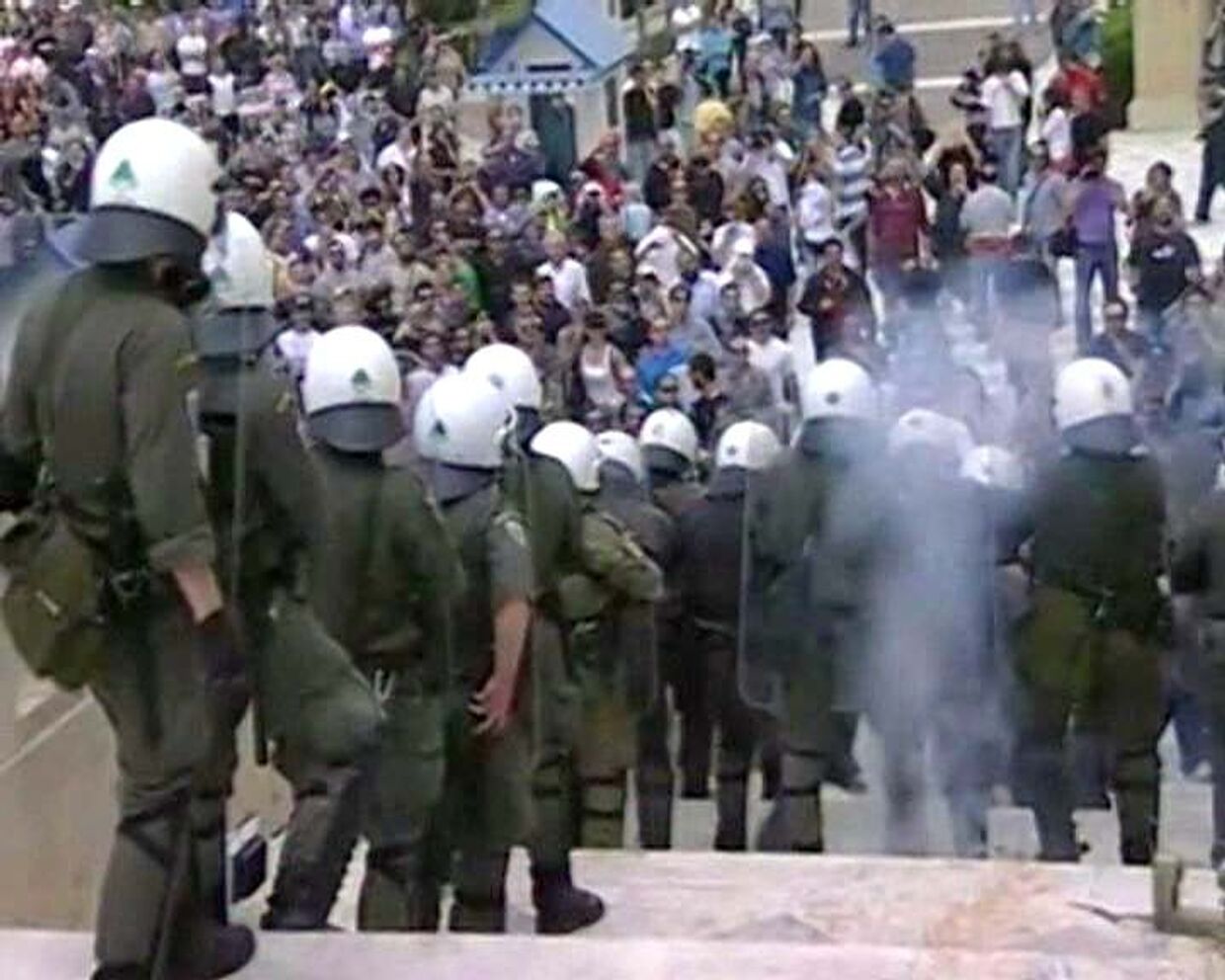 Греческая полиция разгоняет демонстрантов слезоточивым газом