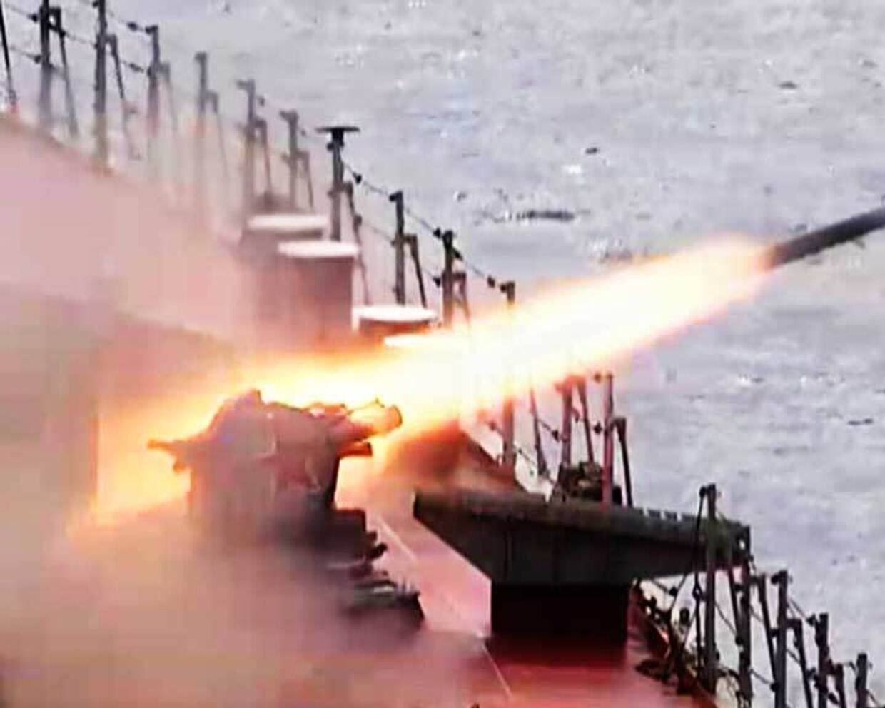 Чистый_Палубные орудия флагмана Северного флота отразили воздушную атаку
