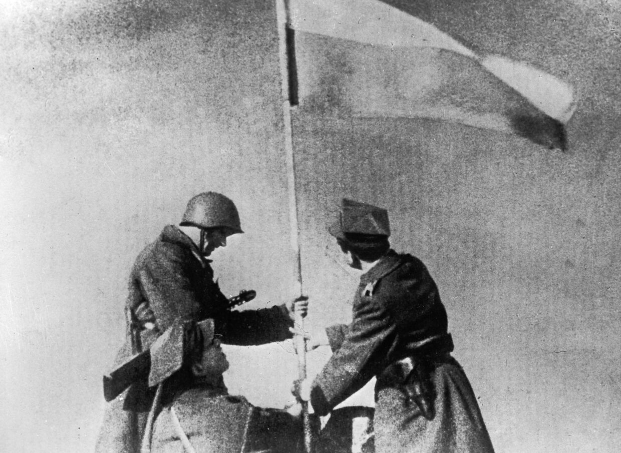 Советский и польский солдаты водружают знамя победы