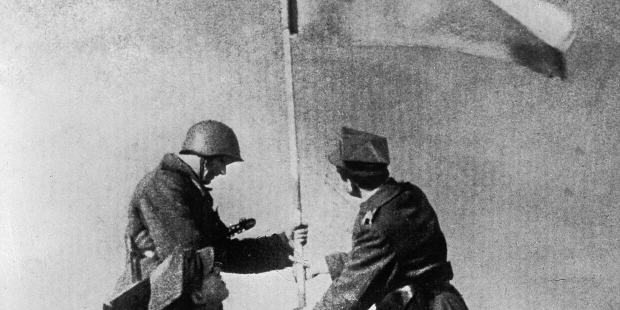 Советский и польский солдаты водружают знамя победы