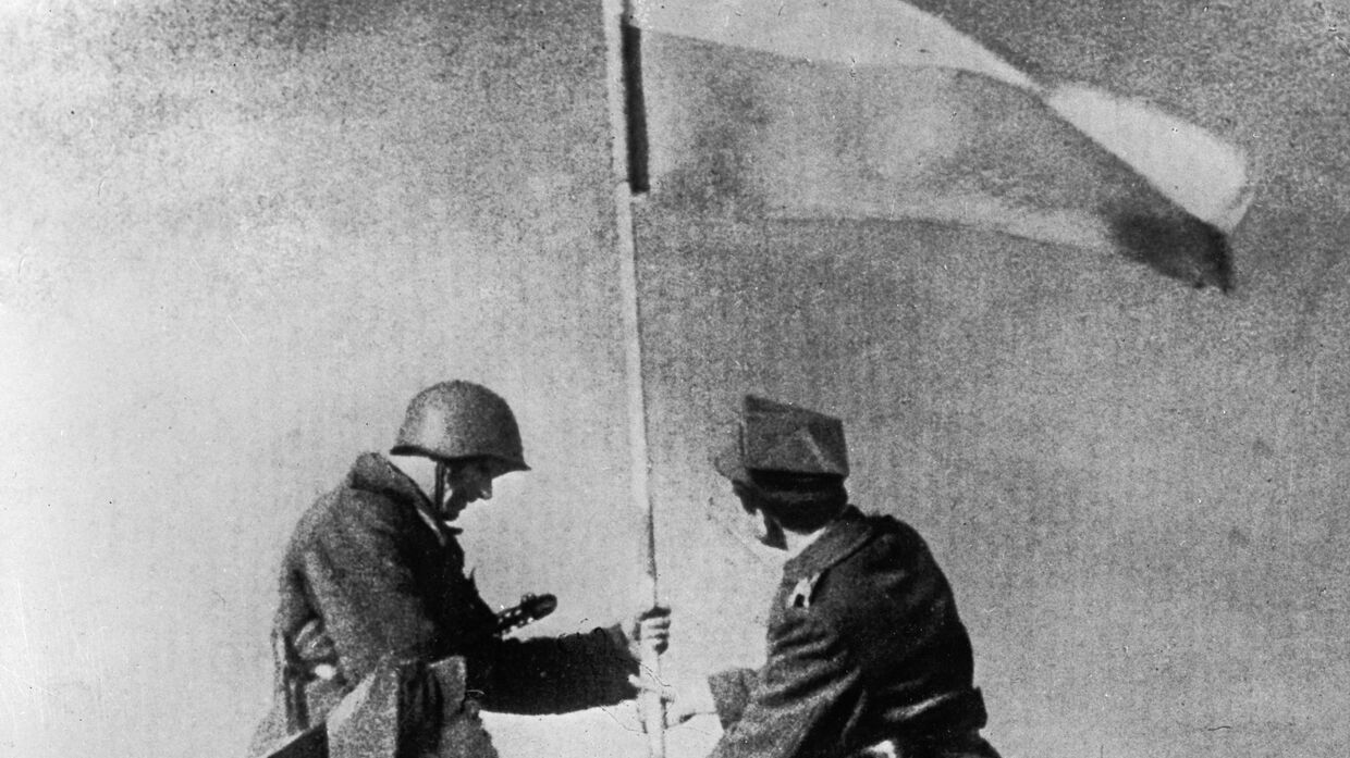 Советский и польский солдаты водружают знамя победы