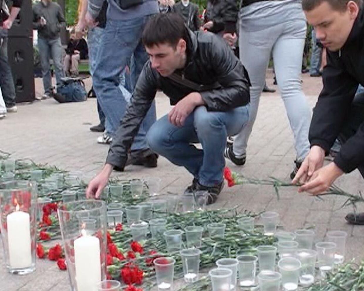В память о жертвах терактов в метро зажгли на Лубянке  40 свечей 