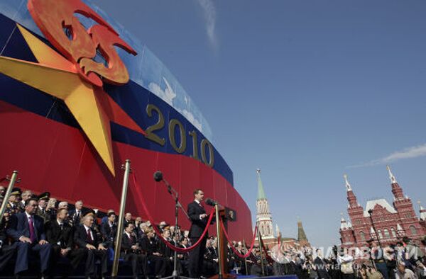 Президент РФ Д.Медведев на параде по случаю 65-летия Победы в ВОВ
