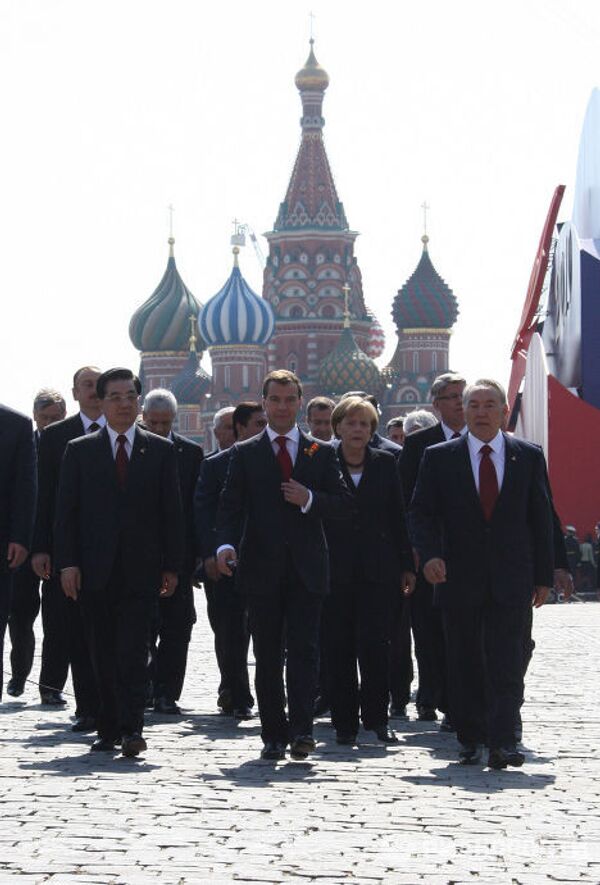 Президент РФ Д.Медведев с почетными гостями принимает участие в мероприятиях к 65-летию Победы в ВОВ