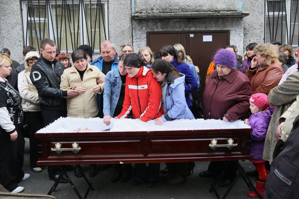Похороны горняков, погибших во время взрывов на шахте Распадская