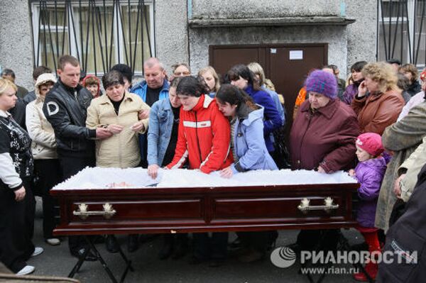 Похороны горняков, погибших во время взрывов на шахте Распадская