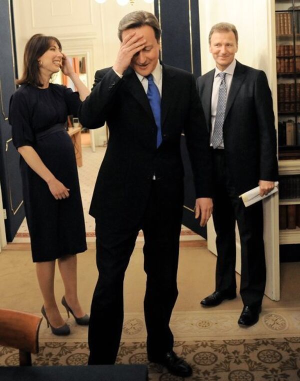 Новый премьер-министр Великобритании Дэвид Кэмерон и его супруга