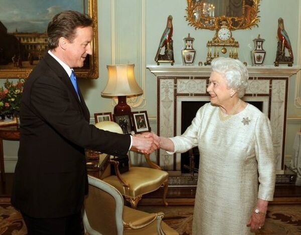 Новый премьер-министр Великобритании Дэвид Кэмерон с Английской королевой