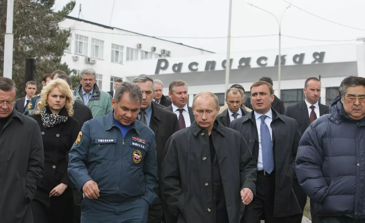 Премьер-министр РФ Владимир Путин после окончания совещания в Междуреченске Премьер-министр РФ Владимир Путин после окончания совещания в Междуреченске
