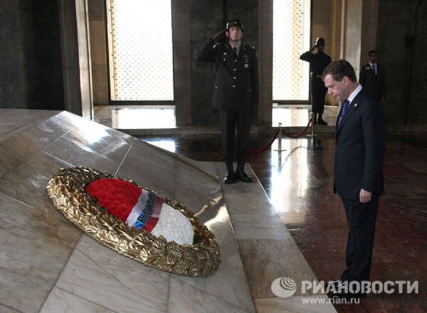 Президент РФ Д.Медведев возложил венок к могиле Ататюрка в Анкаре