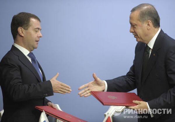 Президент РФ Д.Медведев с премьер-министром Турции Р.Эрдоганом подписали совместные документы