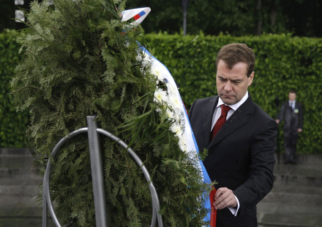 Д.Медведев на церемонии возложения венка к могиле Неизвестного солдата