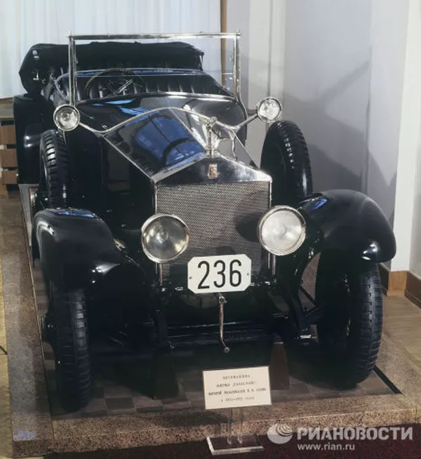 Автомобиль фирмы Роллс-Ройс