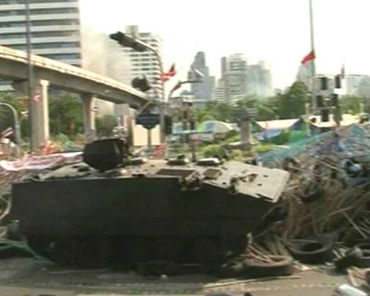 Бронетехника протаранила укрепления краснорубашечников в Бангкоке