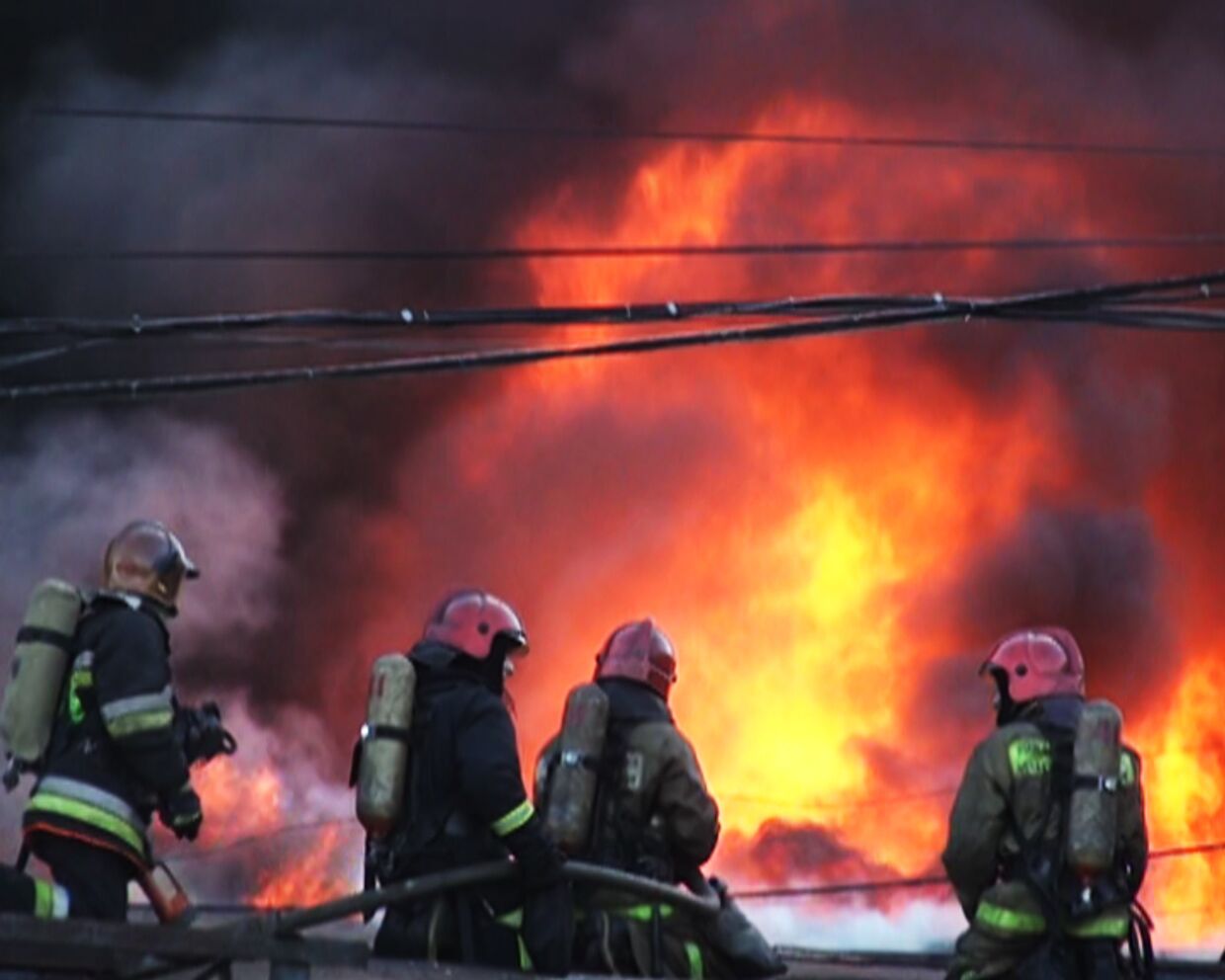 Бадаевские склады горят в Санкт-Петербурге. Видео с места события