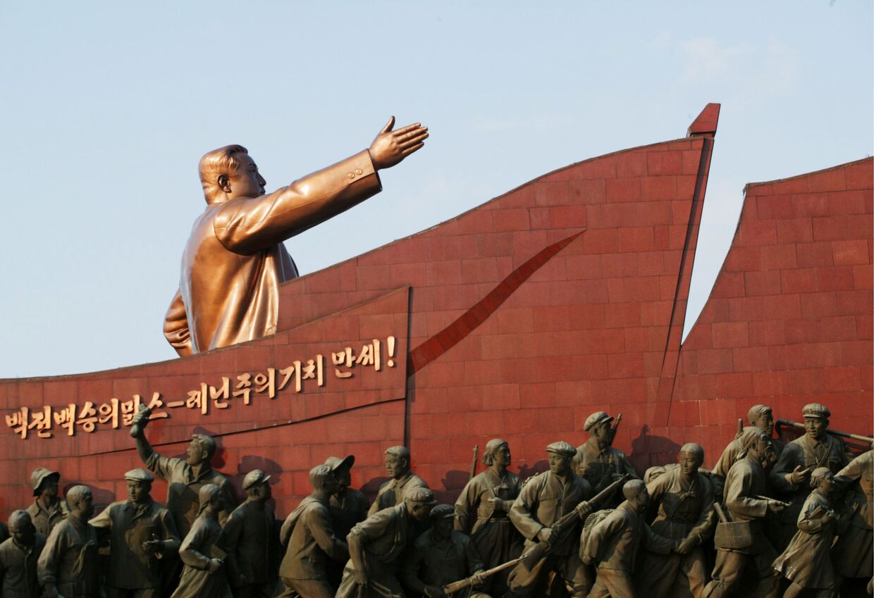Монумент Ким Ир Сену в городе Пхеньяне