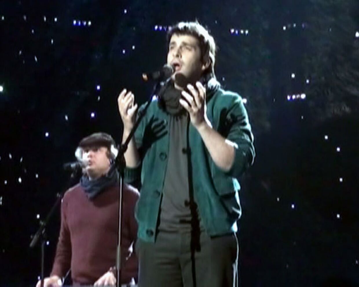 Петр Налич спел свою песню под искусственным снегом